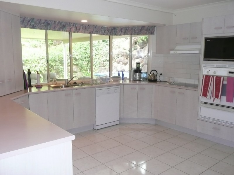 3 Binyara Place, Chapel Hill QLD 4069