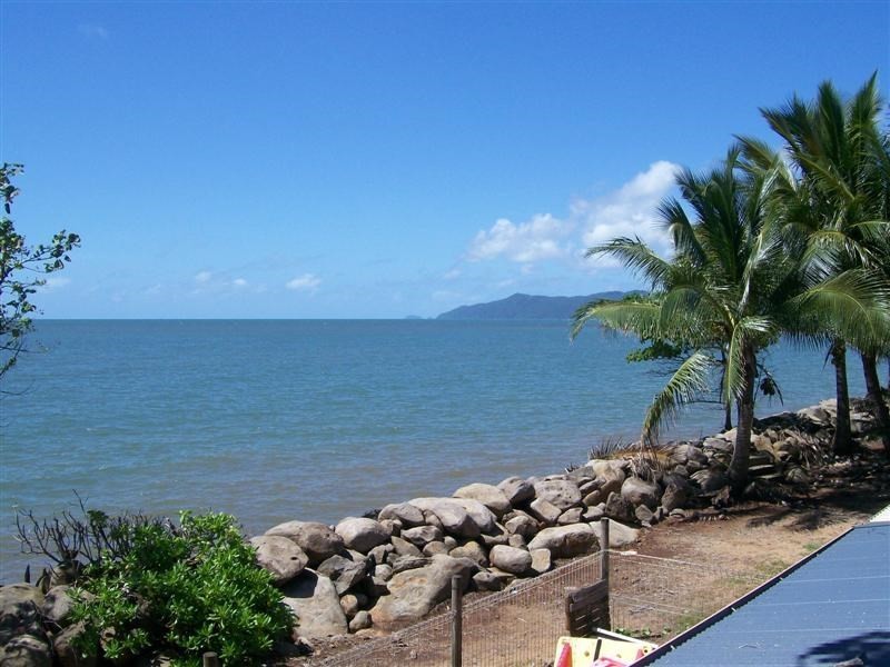14 Elizabeth St (Esplanade), Flying Fish Point QLD 4860