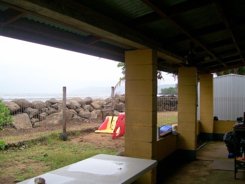 14 Elizabeth St (Esplanade), Flying Fish Point QLD 4860