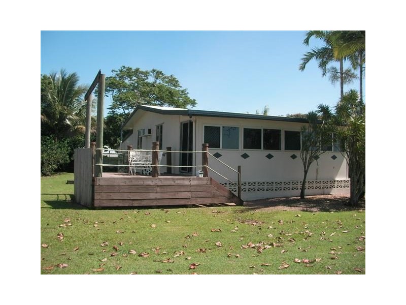 3 Esplanade, Flying Fish Point QLD 4860