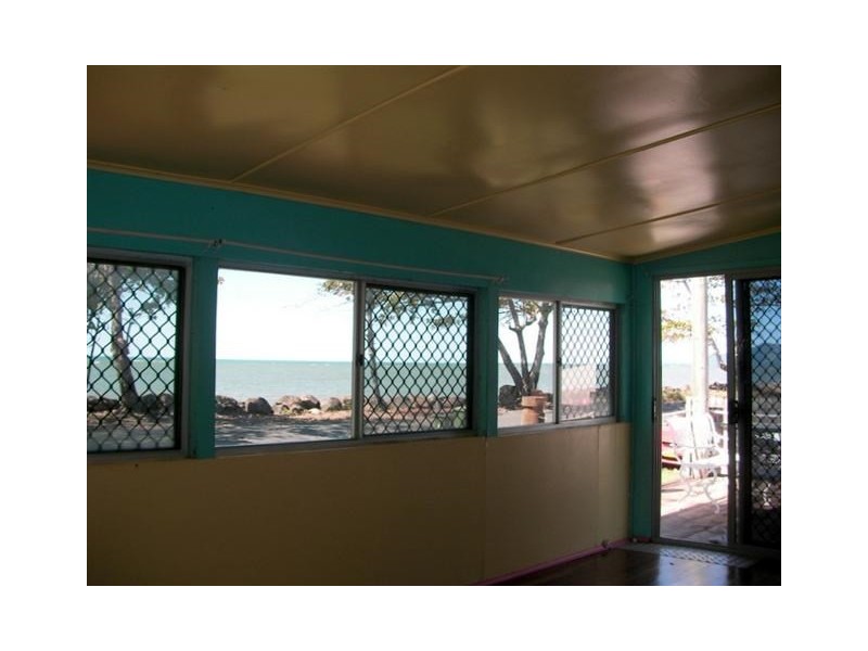3 Esplanade, Flying Fish Point QLD 4860