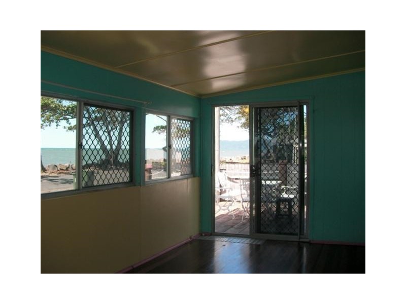 3 Esplanade, Flying Fish Point QLD 4860