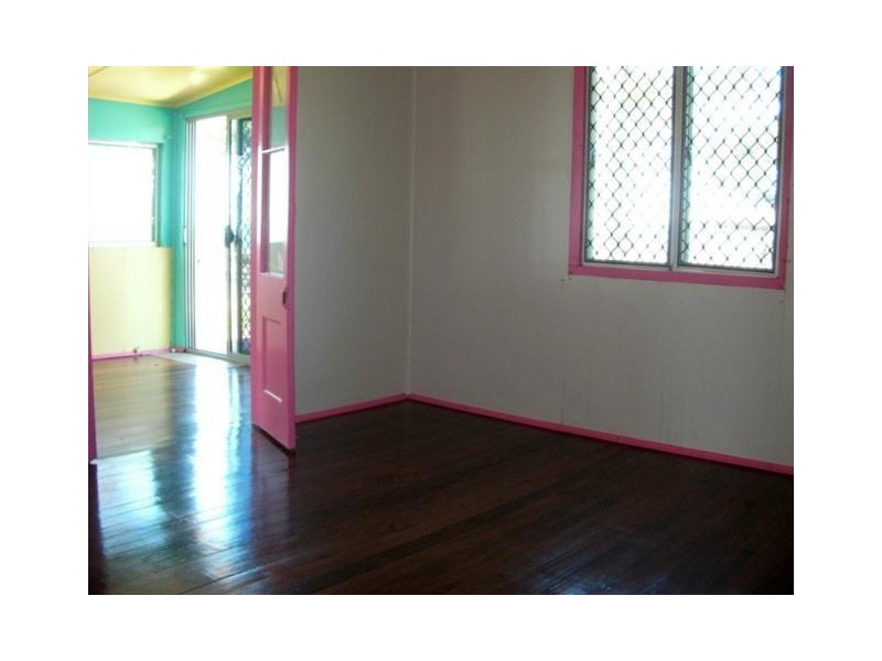 3 Esplanade, Flying Fish Point QLD 4860