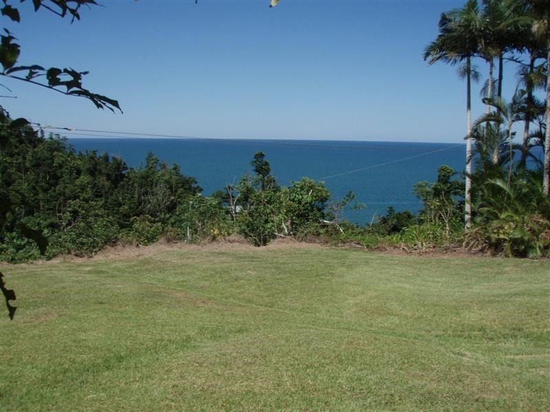 4 Etty Bay Road, Etty Bay QLD 4858
