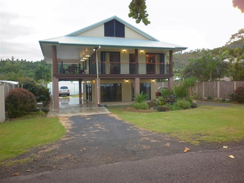 15 Esplanade, Flying Fish Point QLD 4860