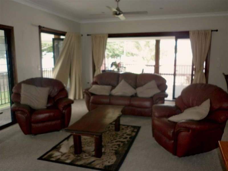 15 Esplanade, Flying Fish Point QLD 4860