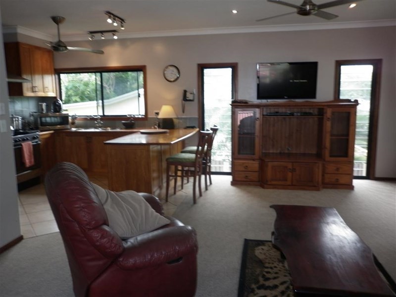 15 Esplanade, Flying Fish Point QLD 4860