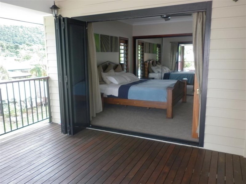 15 Esplanade, Flying Fish Point QLD 4860