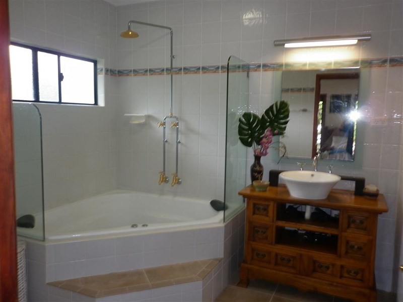 15 Esplanade, Flying Fish Point QLD 4860