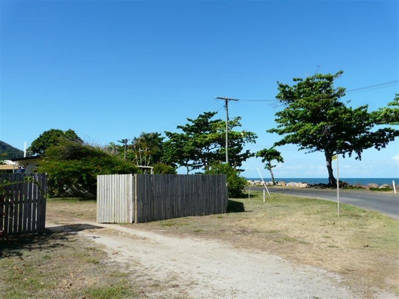 1 Esplanade, Flying Fish Point QLD 4860