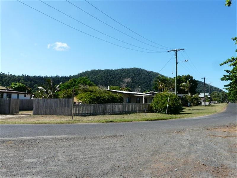 1 Esplanade, Flying Fish Point QLD 4860