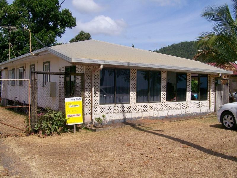 11 Esplanade, Flying Fish Point QLD 4860