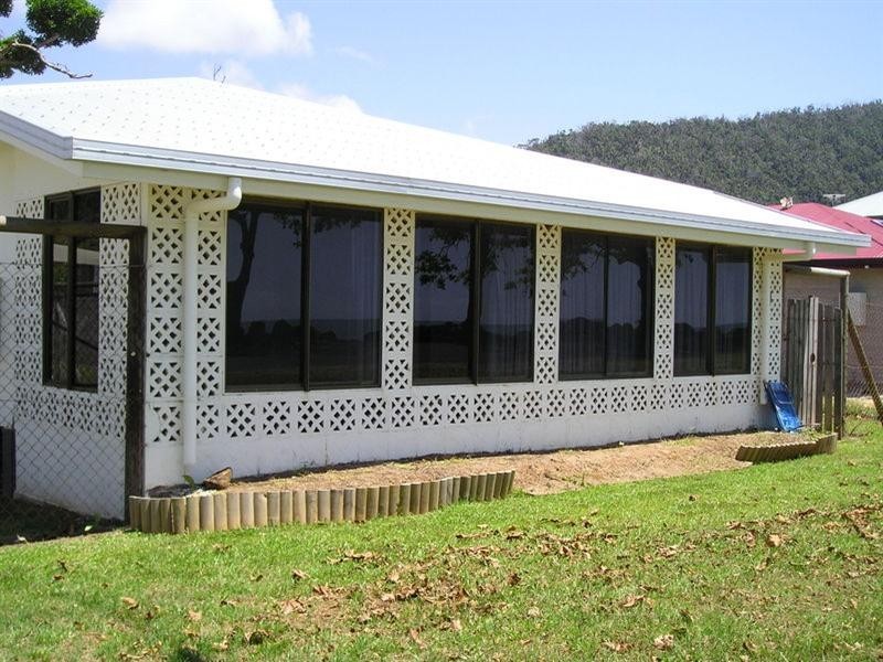 11 Esplanade, Flying Fish Point QLD 4860