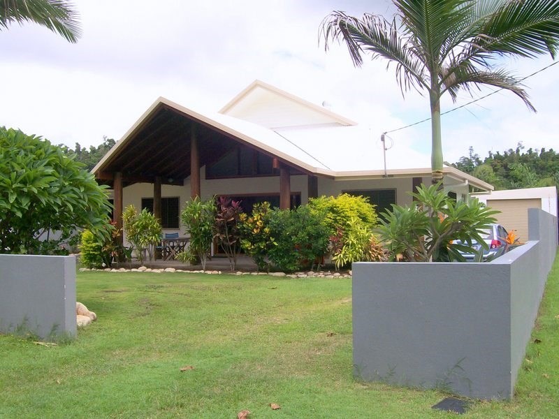 9 Esplanade, Flying Fish Point QLD 4860