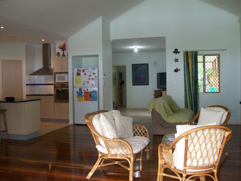 9 Esplanade, Flying Fish Point QLD 4860