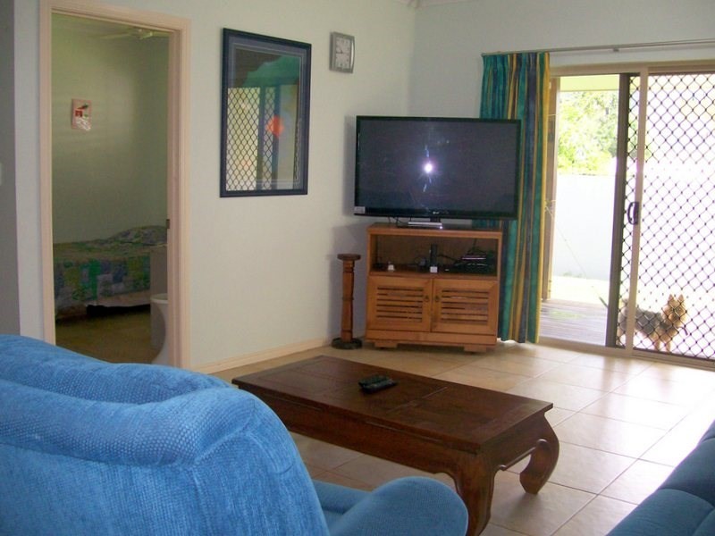 9 Esplanade, Flying Fish Point QLD 4860