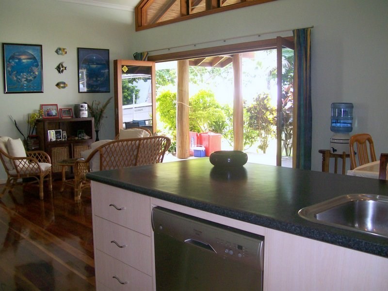 9 Esplanade, Flying Fish Point QLD 4860