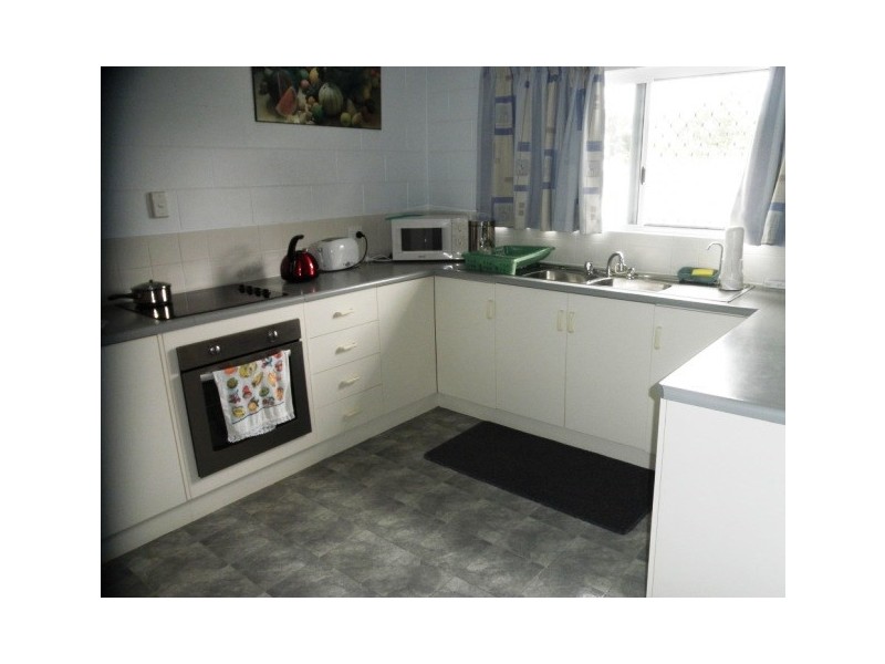 9 VANDELEUR, Innisfail QLD 4860