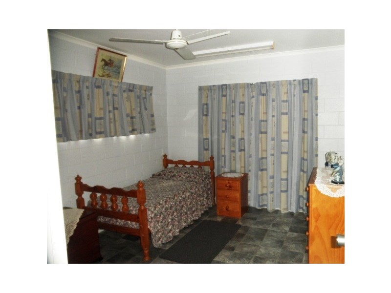 9 VANDELEUR, Innisfail QLD 4860