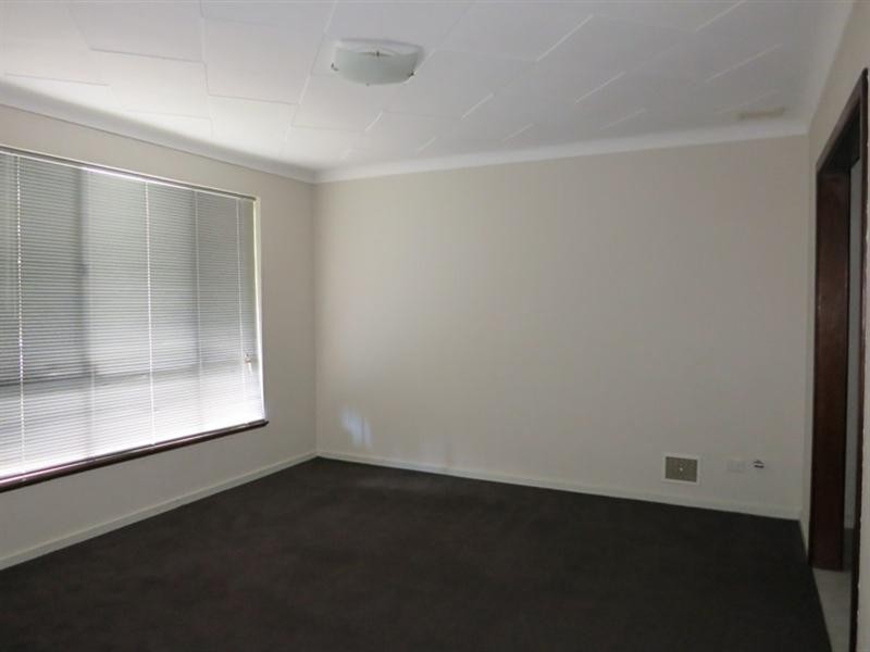 17 Edinburgh Road, Forrestfield WA 6058