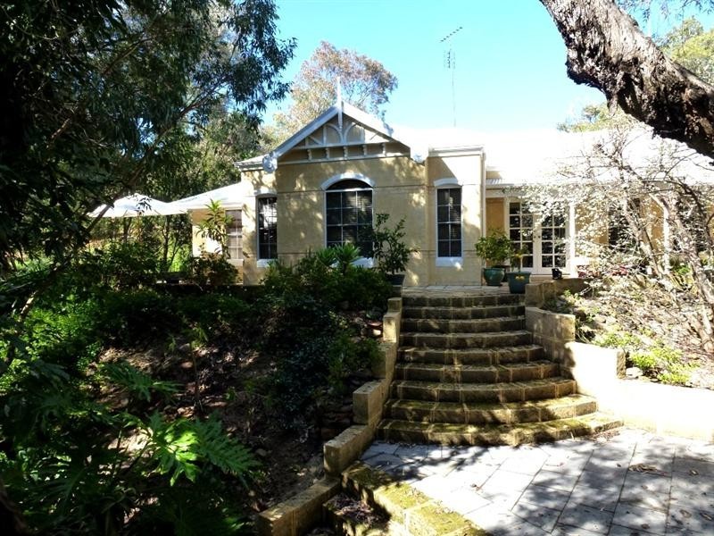 8 Taylor Road, Kalamunda WA 6076