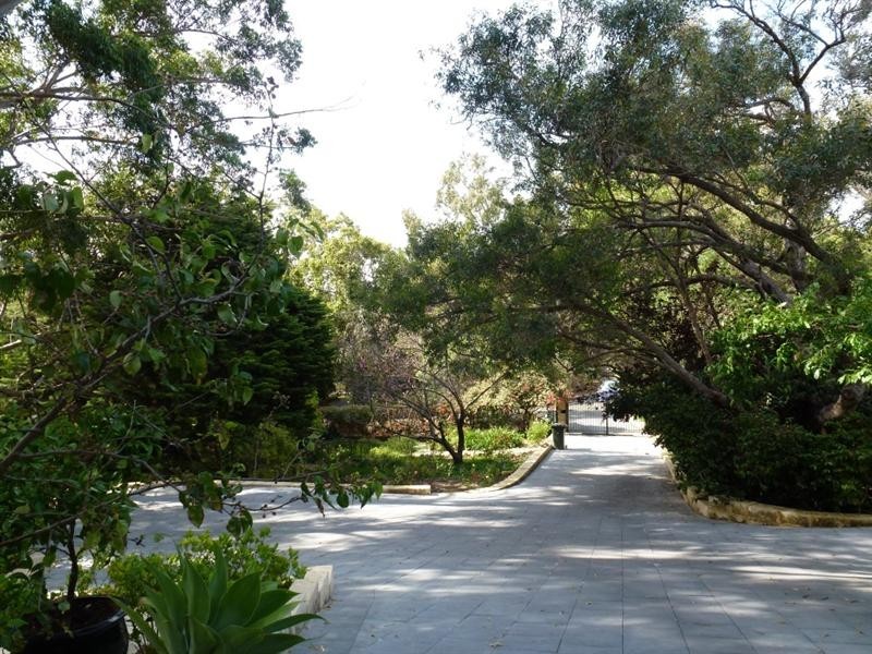 8 Taylor Road, Kalamunda WA 6076