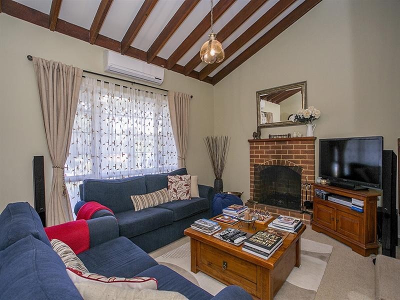 9 Burrinjuck Road, Gooseberry Hill WA 6076