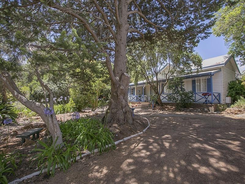 4 Burns Road, Kalamunda WA 6076
