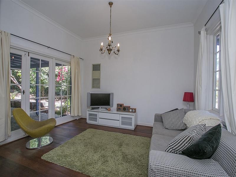 4 Burns Road, Kalamunda WA 6076