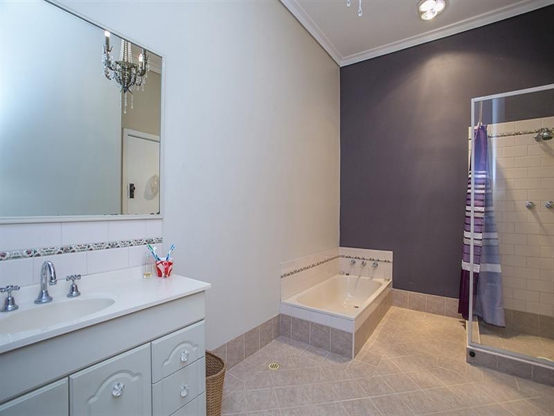 4 Burns Road, Kalamunda WA 6076