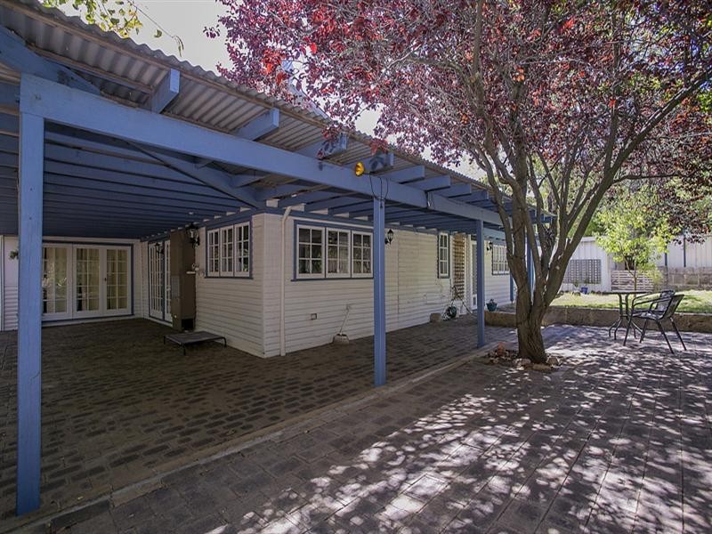 4 Burns Road, Kalamunda WA 6076