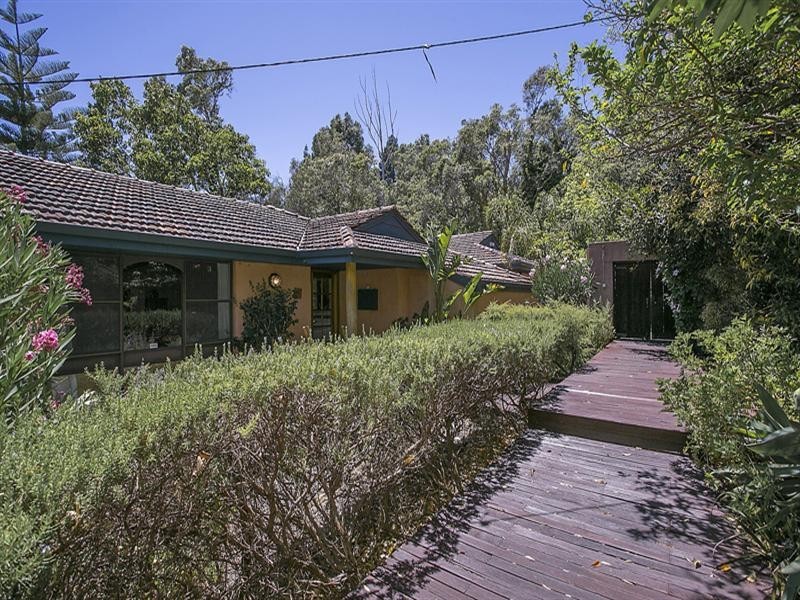 15 Welshpool Road East, Lesmurdie WA 6076