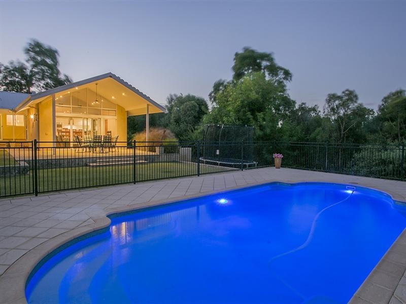 11 Hinkler Road, Kalamunda WA 6076