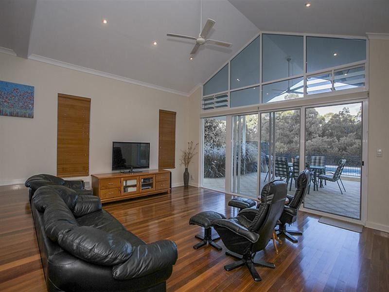 11 Hinkler Road, Kalamunda WA 6076