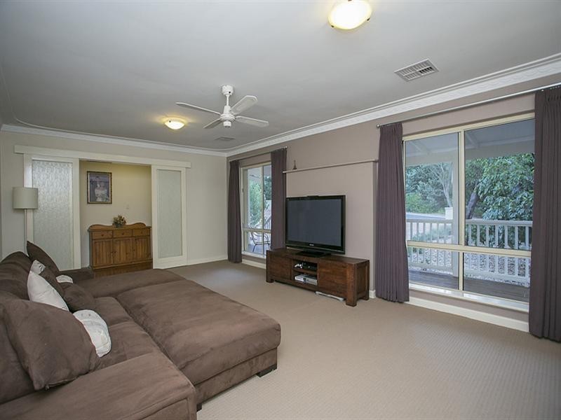 11 Hinkler Road, Kalamunda WA 6076