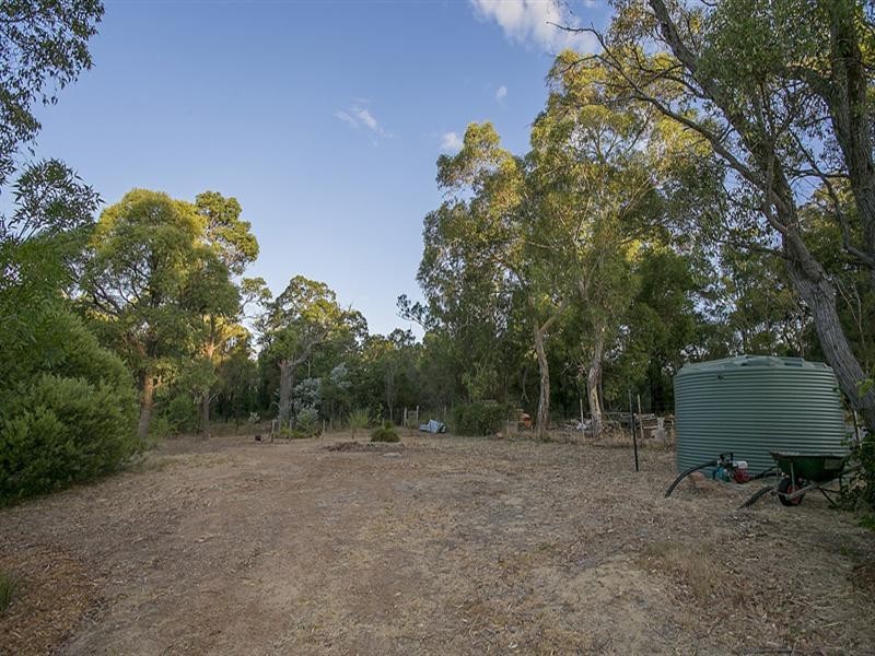 11 Hinkler Road, Kalamunda WA 6076