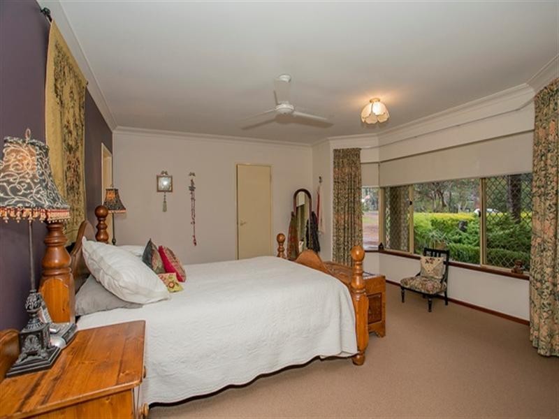 14 Gilbert Road, Lesmurdie WA 6076