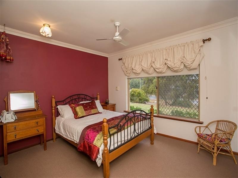 14 Gilbert Road, Lesmurdie WA 6076