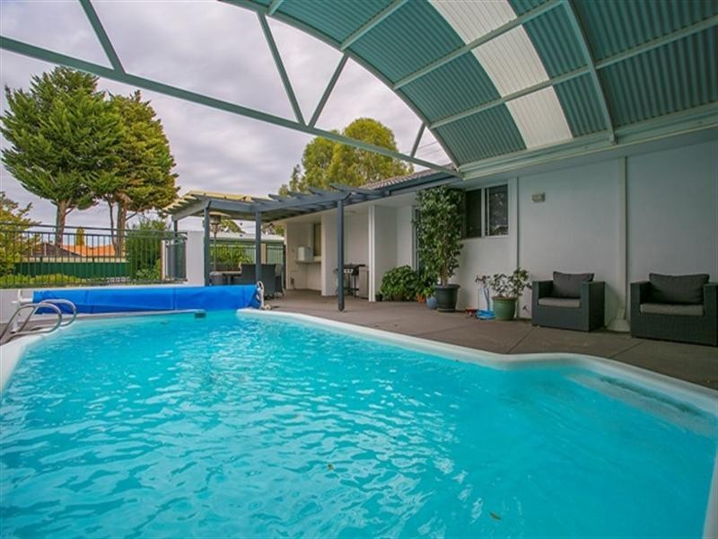 2 Karu Road, Kalamunda WA 6076