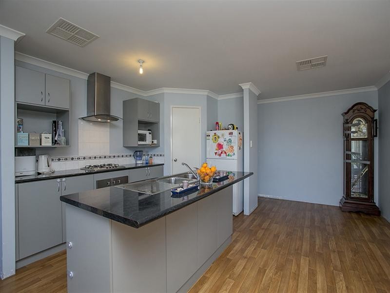 17 Cara Way, Wattle Grove WA 6107