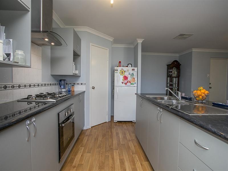 17 Cara Way, Wattle Grove WA 6107