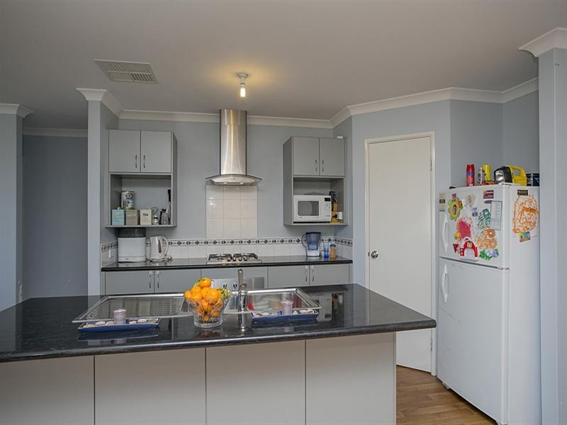 17 Cara Way, Wattle Grove WA 6107