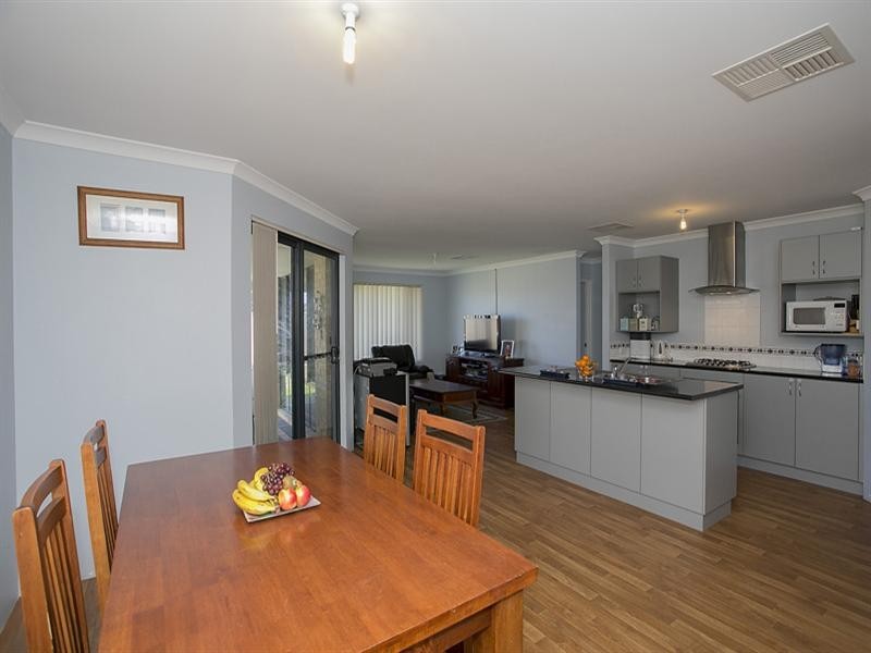 17 Cara Way, Wattle Grove WA 6107