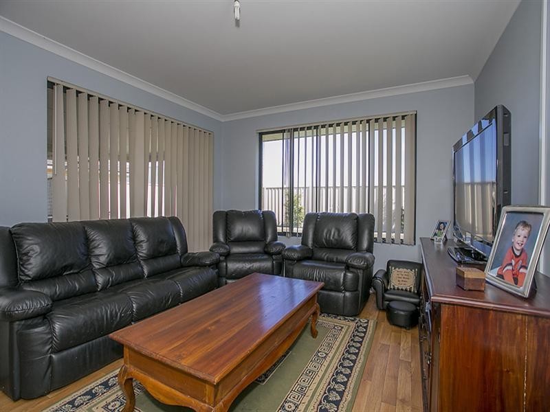 17 Cara Way, Wattle Grove WA 6107