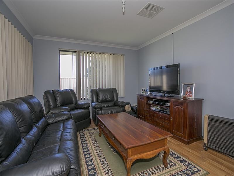 17 Cara Way, Wattle Grove WA 6107