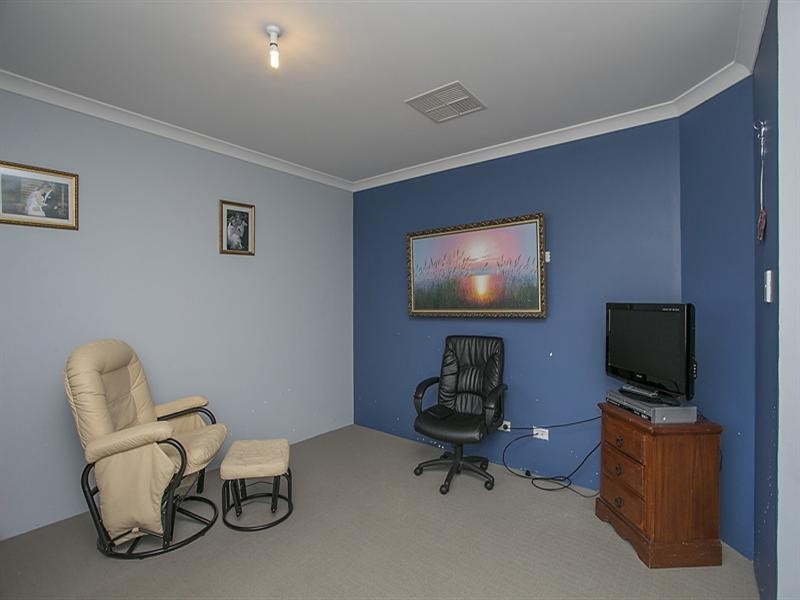 17 Cara Way, Wattle Grove WA 6107