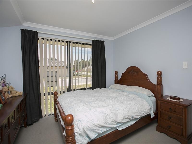 17 Cara Way, Wattle Grove WA 6107