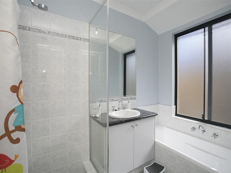 17 Cara Way, Wattle Grove WA 6107