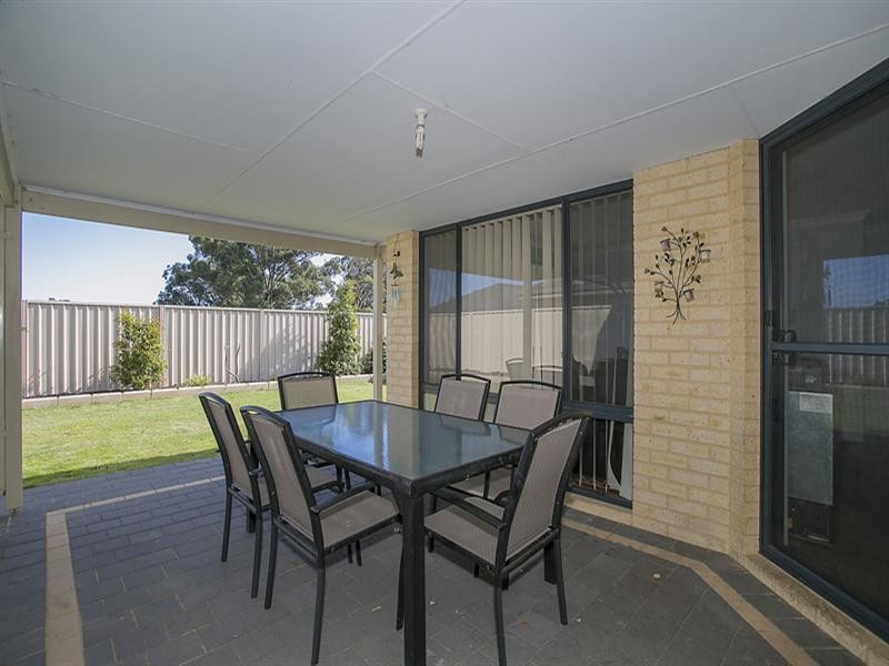 17 Cara Way, Wattle Grove WA 6107