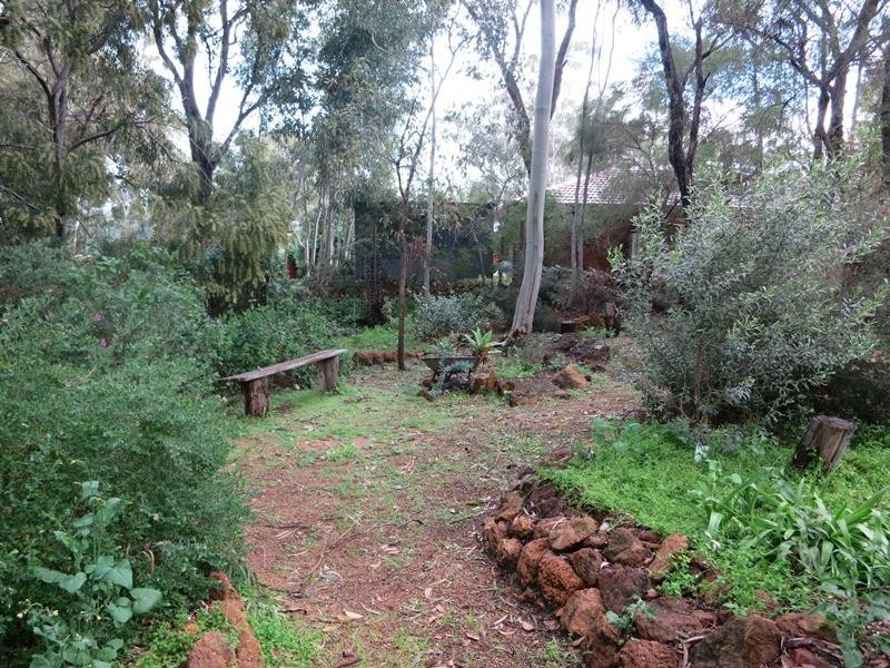 9 Warlingham Drive, Lesmurdie WA 6076